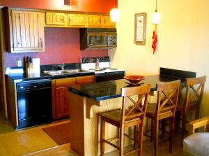 Η κουζίνα ή μικρή κουζίνα στο River Run Retreat +2 φωτογραφίες