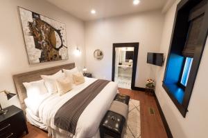 Un dormitorio con una cama grande y una ventana en The Firehouse, en Newport