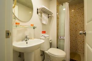 y baño con lavabo, aseo y espejo. en Home Inn Taiyuan North Xinjian Road en Taiyuán