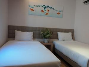 due letti uno accanto all'altro in una stanza di GM City Hotel a Klang