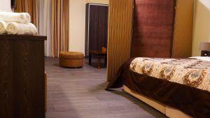 アギオス・ゲオルギオス・パゴンにあるApartments Sissyのベッドと椅子付きのホテルルーム