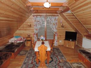 uma sala de estar com uma mesa e uma televisão numa cabina em GAMP Paweł Sawicki em Kleszczele