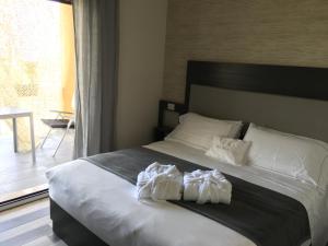 a bedroom with a large bed with towels on it at Residenza RoMa in Tropea