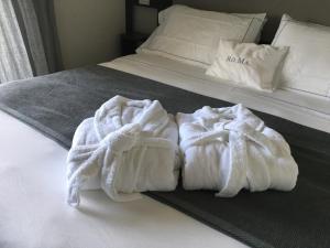 a bed with two white towels on it at Residenza RoMa in Tropea