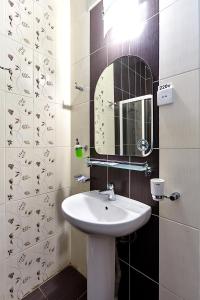 W łazience znajduje się umywalka i lustro. w obiekcie Iceberg Hotel w mieście Krasnodar