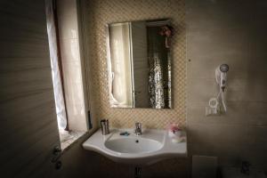 a bathroom with a sink and a mirror at Le Fontane del Re in Caserta