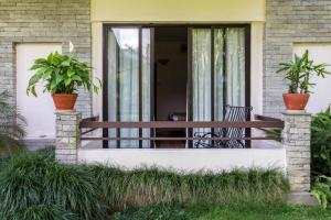 Un jardín fuera de Hotel Barahi Pokhara