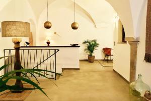 um corredor com uma mesa e um vaso de plantas em Boutique Hotel Morgentau em Passau