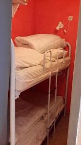 - deux lits superposés dans une chambre dans l'établissement Studio Residence Le Stella, à Ancelle