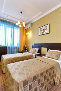 pokój hotelowy z 2 łóżkami i oknem w obiekcie Iceberg Hotel w mieście Krasnodar