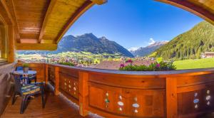 Habitación con balcón y vistas a las montañas. en Haus Sonnenseit'n, en Neustift im Stubaital