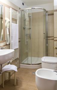 bagno con doccia, lavandino e servizi igienici di Hotel Pico a Mirandola