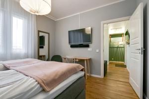 Rúm í herbergi á Turinge Hotel