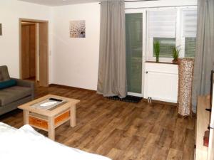 Ferienwohnung Anke - Apartment 3c في هاينسبرغ: غرفة معيشة مع سرير وطاولة