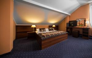 En eller flere senge i et værelse på Hotel Colnus