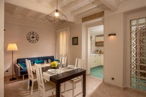 una sala da pranzo e un soggiorno con tavolo e sedie. di Mario's apartament in the Spanish Steps a Roma