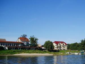 ein Resort am Ufer eines Wasserkörpers in der Unterkunft Elbterrassen zu Brambach in Dessau