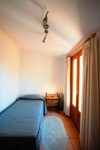OrbaにあるCasa Calazulのベッドルーム(青いベッド1台、窓付)