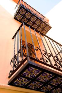 OrbaにあるCasa Calazulの黒橙の手すり付きの階段
