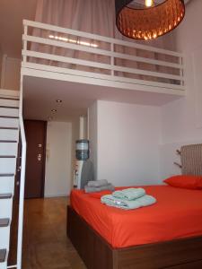 een slaapkamer met een stapelbed en een rode deken bij Luxury Apartments Aristotelous in Thessaloniki