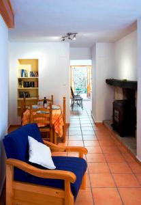 OrbaにあるCasa Calazulのリビングルーム(青いソファ、テーブル付)