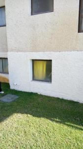 una ventana en el lateral de un edificio en Bodega Habitable, en La Serena
