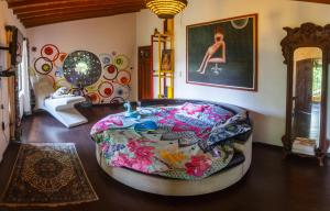ein Schlafzimmer mit einem großen Bett in der Mitte eines Zimmers in der Unterkunft The Secret Buddha in Medellín