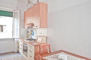 Il comprend une petite cuisine équipée d'une table et d'une cuisinière. dans l'établissement Alloggio turistico P.Lodi, à Rome