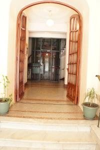 une porte ouverte menant à un couloir avec des plantes en pot dans l'établissement Adorable apartment in Nice downtown, à Nice