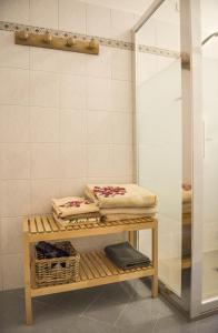 フィレンツェにあるcasa svevaのバスルーム(シャワー、タオル2枚付)