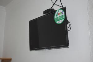 a flat screen tv hanging on a wall at Crucero Hotel in Arboletes