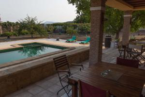 um pátio com uma piscina, uma mesa e cadeiras em Casa Rural El Sereno em Frailes