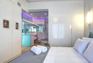 1 dormitorio con 1 cama con 2 almohadas en Frixos Acropolis Luxury Apartment, en Atenas