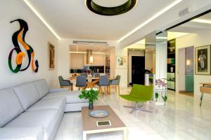 ein Wohnzimmer mit einem Sofa und einem Tisch in der Unterkunft Frixos Acropolis Luxury Apartment in Athen