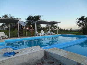 una donna è in piedi accanto a una piscina di Cabañas del Peñasco ad Alpa Corral