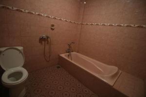 Kylpyhuone majoituspaikassa Adi Santia Bungalows
