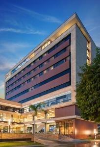 un gran edificio de oficinas con muchas ventanas en Hotel Sites Montería, en Montería