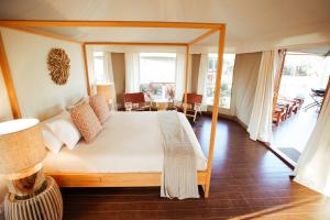 Ingenia Holidays Rivershore في ماروتشيدور: غرفة نوم بسرير كبير وغرفة معيشة