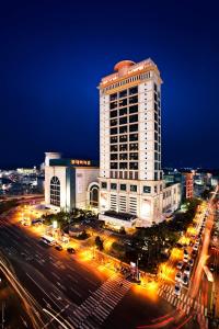 a large white building with a lot of traffic at night at Lotte Hotel Ulsan in Ulsan