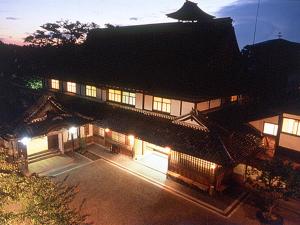 un grande edificio con luci accese di notte di Chikurinin Gunpoen a Yoshino