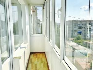 BelovoにあるАпартаменты на Советской 63の窓付きの空のバルコニーから市街の景色を望めます。