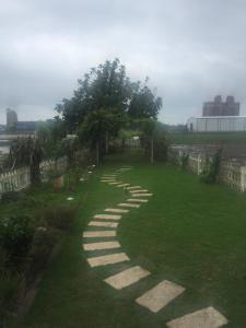 Um jardim no exterior de Breadtree Homestay
