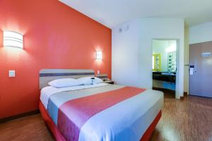 Una cama o camas en una habitación de Motel 6-Mississauga, ON - Toronto