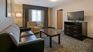 a living room with a couch and a tv at Best Western Plus Aberdeen in Aberdeen