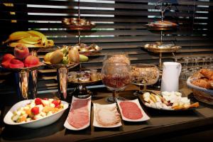 - une table avec des assiettes de nourriture et des verres de vin dans l'établissement Hotel Iris, à La Panne