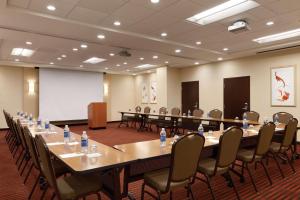 ein großer Konferenzraum mit einem langen Tisch und Stühlen in der Unterkunft Hyatt Place St. Louis/Chesterfield in Chesterfield