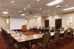 una gran sala de conferencias con una mesa larga y sillas en Hyatt Place St. Louis/Chesterfield, en Chesterfield