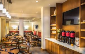 Un restaurante u otro lugar para comer en Hyatt Place Washington DC/White House