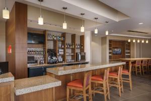 Setustofa eða bar á Hyatt Place Houston Galleria