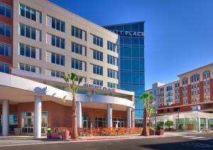 un edificio de oficinas con palmeras delante en Hyatt Place Emeryville/San Francisco Bay Area, en Emeryville